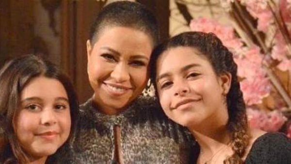 مقطع فيديو جديد لبنات شيرين عبدالوهاب إثناء الاحتفال بعيد الأم مع والدتهما